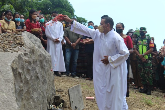 Keterangan foto: Umat Katolik dan pastor saat perayaan ekaristi peringatan satu tahun badai seroja di Kabupaten Lembata. Foto: Teddi Lagamaking. 