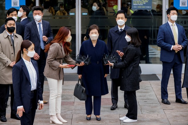 Eks Presiden Korsel Park Geun-hye keluar rumah sakit. Foto: REUTERS / Heo Ran