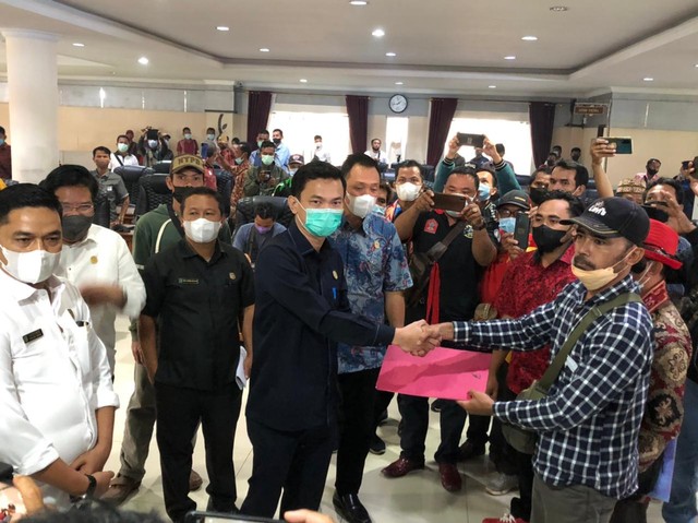Ketua DPRD Sintang, Florensius Ronny menerima pernyataan dan tuntutan terkait permasalahan kebun plasma di Kabupaten Sintang. (Foto: Yusrizal/Hi! Pontianak)
