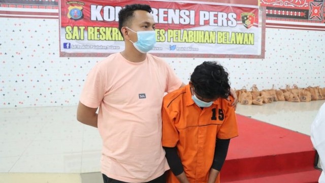 Polisi saat menangkap pria di Medan yang memukul dan mencabuli anak tirinya. Foto: Polres Pelabuhan Belawan
