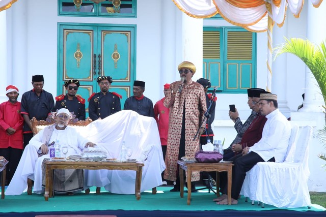 Sultan Tidore, Husain Sjah, menerima kunjungan Abuya Habib Abubakar bin Hasan Al Attas Azzabidi, Mufti Kesultanan Ternate di Kadato Kie Kesultanan Tidore. Foto: Istimewa