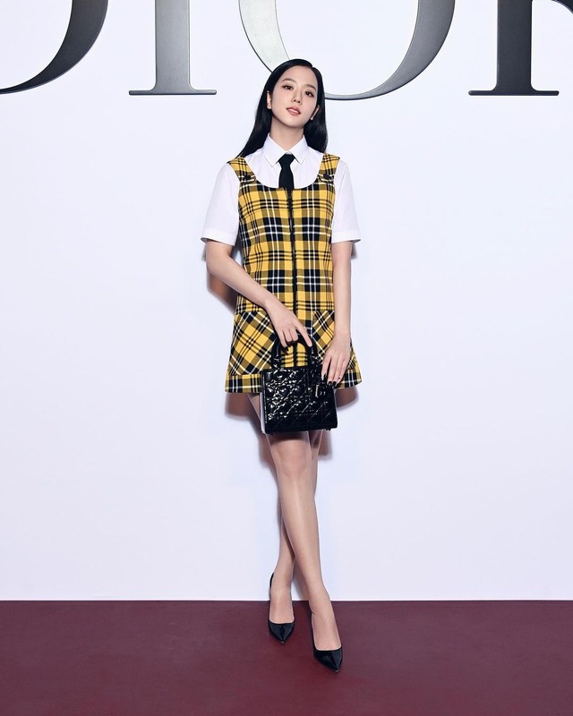 Jisoo Blackpink di acara Dior Fall/Winter 2022 fashion show. Foto: Instagram/@dior