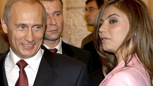 Vladimir Putin dan Alina Kabaeva saat difoto pada 2004