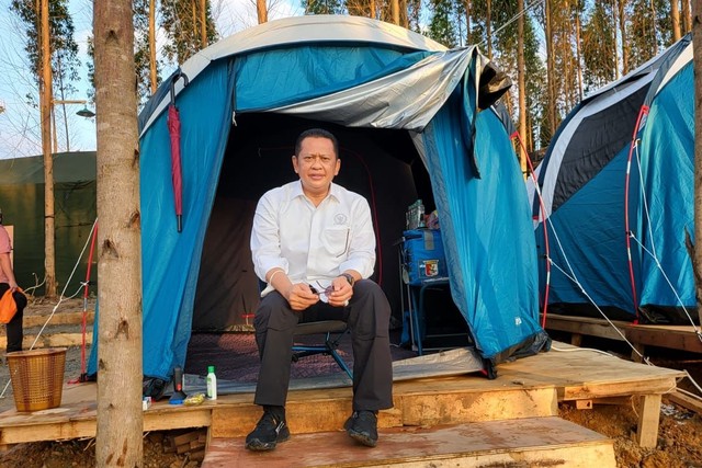 Ketua MPR RI Bambang Soesatyo ikut berkemah dan bermalam di Titik Nol Ibu Kota Negara (IKN) Nusantara (MPR) pada Senin (14/3/2022). Foto: MPR RI