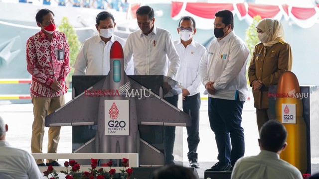 Presiden Jokowi saat meresmikan holding BUMN industri pertahanan (Defend ID) dan pabrik elemented detonator pertama di Indonesia milik PT DAHANA (Persero), Selasa (20/4/2022). Foto: DAHANA