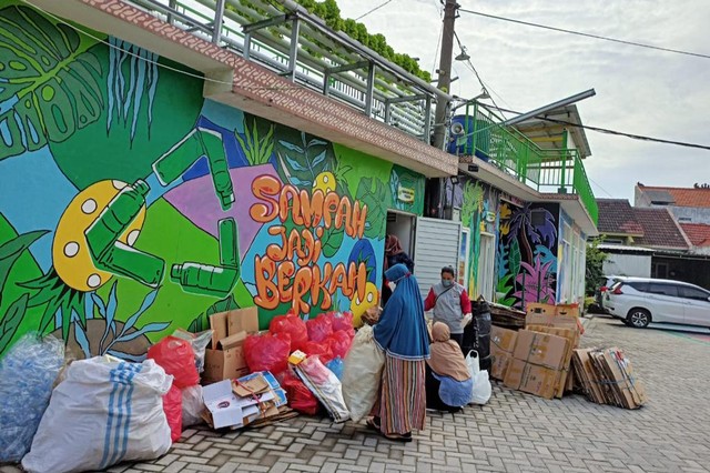 Proses pemilahan sampah merupakan faktor kunci yang menentukan berhasil atau tidaknya proses pengolahan sampah berikutnya. Foto: Istimewa