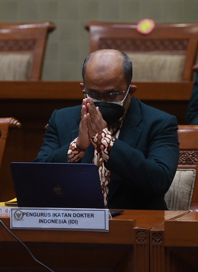 Ketua Pengurus Besar Ikatan Dokter Indonesia (PB IDI) Adib Khumaidi memberikan salam saat mengikuti Rapat Dengar Pendapat Umum (RDPU) dengan Komisi IX DPR di Jakarta, Senin (4/4/2022). Foto: Akbar Nugroho Gumay/ANTARA FOTO
