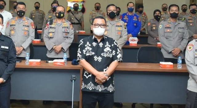 Iskandar Zulkarnain, Ahli Pers Dewan Pers saat memberikan materi pembekalan jurnalistik personel Polda Lampung. | Foto: Ist