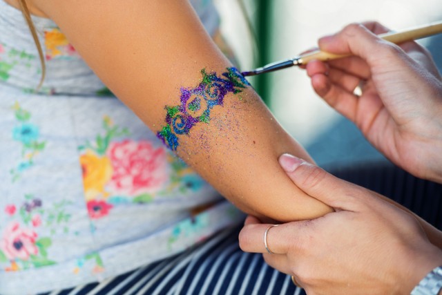 Anak bermain glitter. Foto: Shutterstock