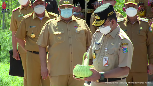 Gubernur Anies Baswedan menyerahkan tanah dan air kepada Presiden Jokowi di Titik Nol IKN, Senin (14/3/2022). Foto: Youtube/Setpres