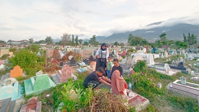 Hari pertama Idul Fitri, pekuburan Pogego Palu mulai dipadati peziarah. Foto: Tim PaluPoso