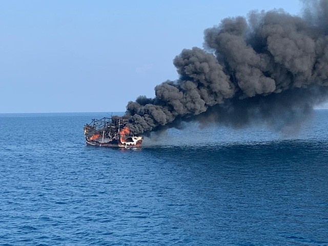 Kapal penagkap ikan KM. Angke Jaya 2 terbakar hebat di perairan Teluk Jakarta.(Foto : Dispen Koarmada I)