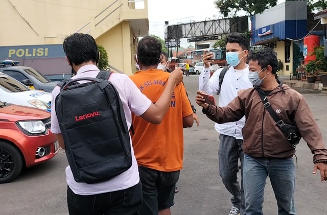 Potugas mengamankan pelaku pemerasan sopir truk di Jalan Pekalipan Kota Cirebon Jawa Barat. Pelaku merupakan orang yang sama atas kasus penganiayaan di Pasar Balong pada tahun 2022 lalu..(Juan)