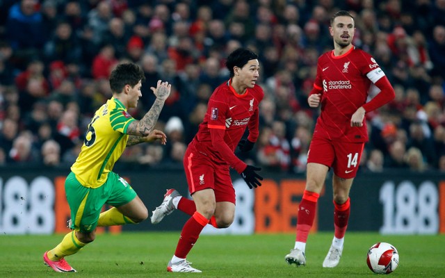 Takumi Minamino dan Jordan Henderson dari Liverpool beraksi dengan Mathias Normann dari Norwich City pada pertandingan Putaran Kelima Piala FA antara Liverpool melawan Norwich City di Anfield, Liverpool, Inggris - 2 Maret 2022. Foto: Craig Brough/Reuters