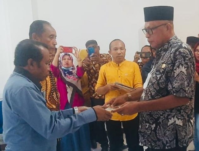 Penyerahan SK Kepala Sekolah secara simbolis oleh Wakil Bupati Sula, Saleh Marasabessy. Foto: IWAN/cermat