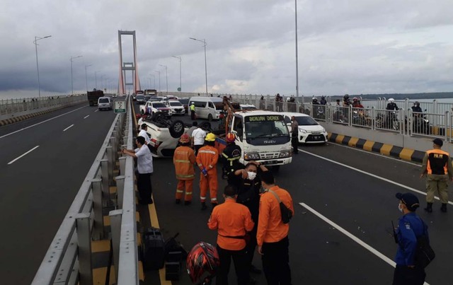 Foto: Mobil Avanza Ringsek Terbalik di Jembatan Suramadu (624387)