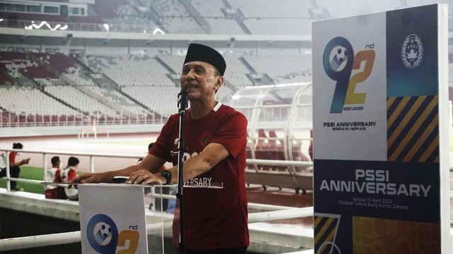Ketua Umum PSSI, Mochamad Iriawan berbicara saat perayaan ulang tahun PSSI ke-92 di Stadion Utama Gelora Bung Karno, Jakarta pada Selasa (19/4/2022). Foto: Iqbal Firdaus/kumparan