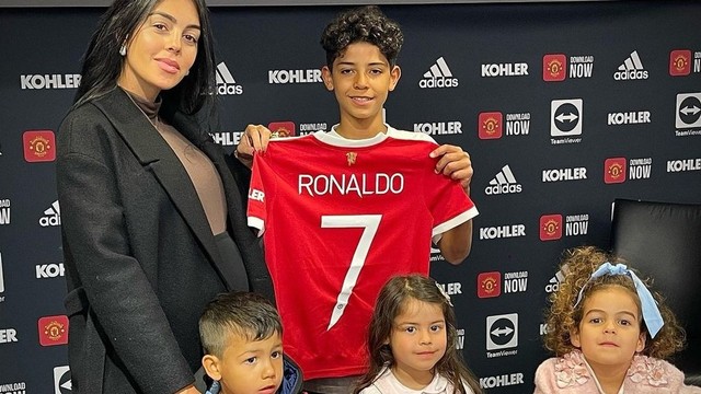 Anak tertua CR7, Cristiano Ronaldo Jr (tengah-atas). Foto: Instagram/@georginagio