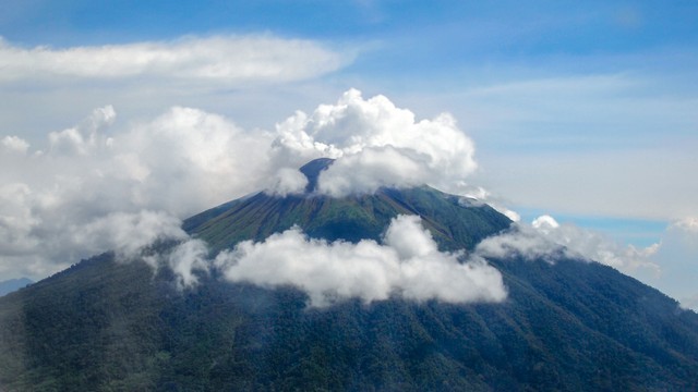 Puncak gunung Gamalama di pulau Ternate. Foto: Riana Ambarsari/Shutterstock
