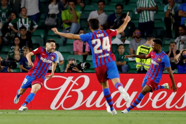 Selebrasi pemain FC Barcelona usai mencetak gol ke gawang Real Betis pada pertandingan lanjutan Liga Spanyol di Stadion Benito Villamarin, Seville, Spanyol.
Foto: Marcelo Del Pozo/REUTERS