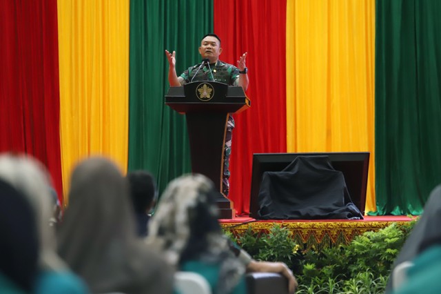 Jenderal TNI Dudung Abdurachman menyampaikan kuliah umum di Universitas Syiah Kuala. Foto: Humas USK