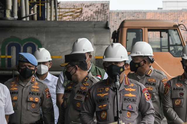 Kapolri Jenderal Listyo Sigit Prabowo (tengah) memberikan keterangan kepada wartawan usai meninjau produksi minyak goreng di salah satu pabrik di Bekasi, Jawa Barat, Rabu, (16/3/2022).  Foto: Fakhri Hermansyah/Antara Foto