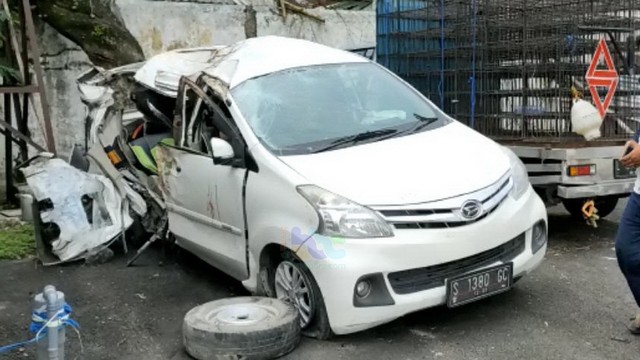 Mobil yang terlibat kecelakaan lalu-lintas di Jalan Lettu Suyitno Kota Bojonegoro, Jawa Timur. Senin (21/03/2022) (foto: dok istimewa)