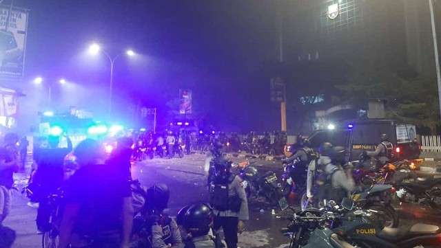 Polisi membubarkan aksi demo mahasiswa yang berakhir ricuh di Makassar, Senin (11/4/2022). Foto: Dok. Istimewa