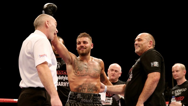 Tyler Goodjohn merayakan kemenangannya atas Ricky Boylan saat pertarungan kelas welter ringan Inggris kosong di O2 Arena di London, Inggris pada 11 Oktober 2014. Foto: Scott Heavey/Getty Images