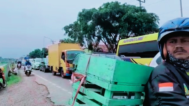 Ribuan kendaraan pemudik terjebak macet di Jalur Pejagan menuju arah Ketanggungan-Songgom-Prupuk.