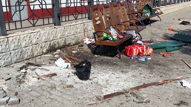 Barang-barang pribadi korban dan kerusakan setelah serangan roket di stasiun kereta api di kota timur Kramatorsk, di wilayah Donbass. Foto: Herve BAR / AFP