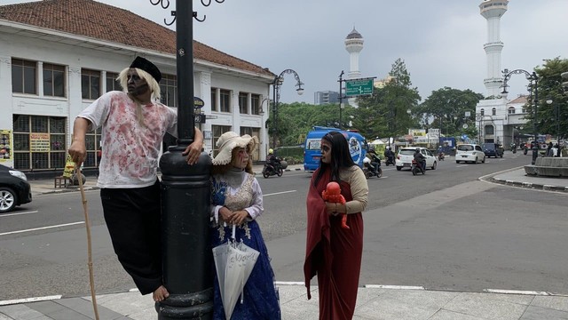 Para cosplayer hantu yang tergabung dalam Comjurig (Comunitas Jurig Bandung) di Jalan Asia Afrika Bandung.  Foto: Dok. Ulfah Salsabila