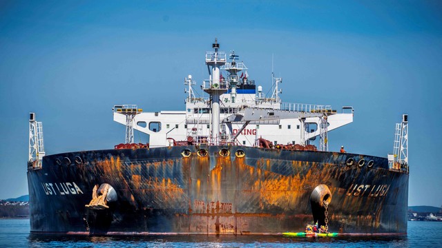 Kapal tanker minyak Rusia Ust Luga diblokir Aktivis Greenpeace di Norwegia saat hendak menurunkan muatannya di dekat Asgardstrand, Norwegia pada Senin (25/4/2022). Foto: Ole Berg-Rusten/NTB/ via Reuters