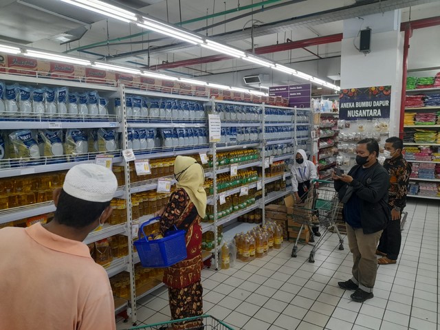 Stok minyak goreng terpantau masih banyak di salah satu supermarket, Kota Jambi. (Foto: Jambikita)