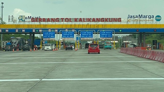 Gerbang Tol Kalikangkung, Semarang juga masih lengang. Foto: Arifin Asydhad/kumparan