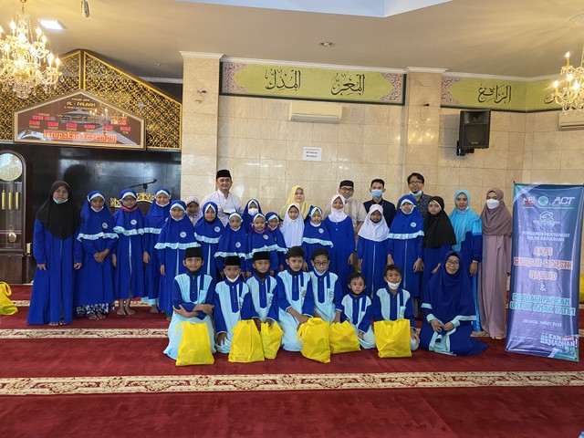 Foto bersama anak-anak, Camat, Lurah dan Tim ACT setelah acara pembagian paket pangan. Jum'at (20/03/2022)