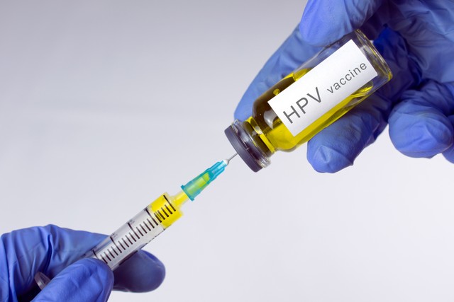 Ilustrasi vaksin HPV. Foto: OneSideProFoto/Shutterstock