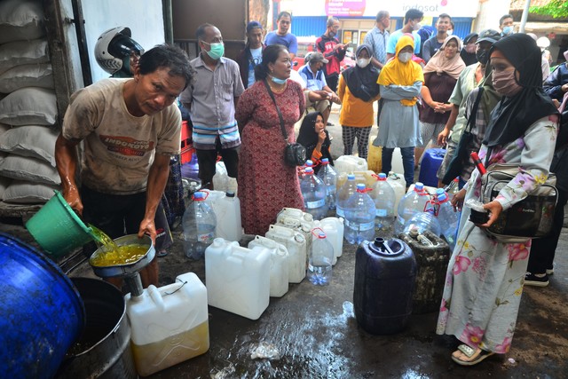 Jokowi Klaim Pasokan Melimpah, Pedagang Pasar Sebut Minyak Goreng Masih Susah (34787)