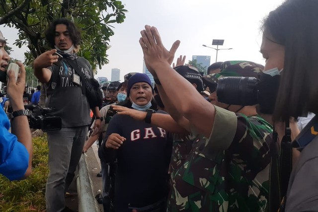 Pendemo menyerang TNI saat mengamankan aksi demo. Foto: Jacko Ryan/kumparan