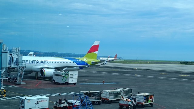 Suasana penerbangan perdana PT Pelita Air Service (PAS) dari Bandara Soekarno Hatta ke Bandara Ngurah Rai, Denpasar, Kamis (28/4/2022). Foto: Fariza Rizky Ananda/kumparan