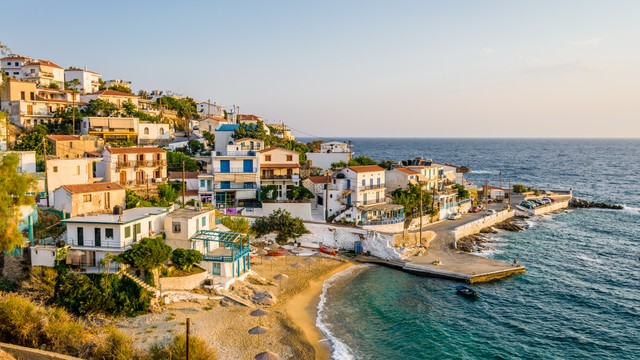 Pulau Ikaria, pulau dengan berpenduduk paling panjang umur di Yunani. Foto: Tom Jastram/Shutterstock