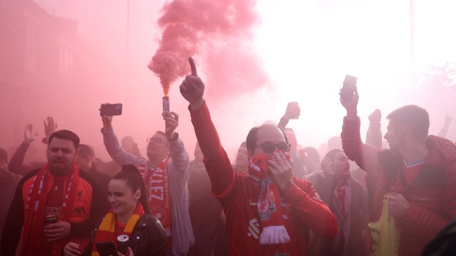 Fan Liverpool menyalakan suar di luar stadion saat menyambut pemain Liverpool jelang Pertandingan Semi Final Liga Champions Leg Pertama di Anfield, Liverpool, Inggris Foto: Carl Recine/Reuters