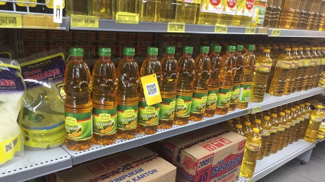 Minyak Goreng Mulai Penuhi Etalase Toko di Semarang, Warga Masih Cari