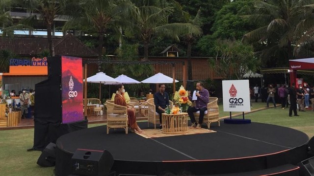 Presiden Joko Widodo, Raisa, Cak Lontong di Joyland Festival 2022 di Taman Bhagawan, Nusa Dua, Bali, Jumat (25/3).
 Foto: Giovanni/kumparan