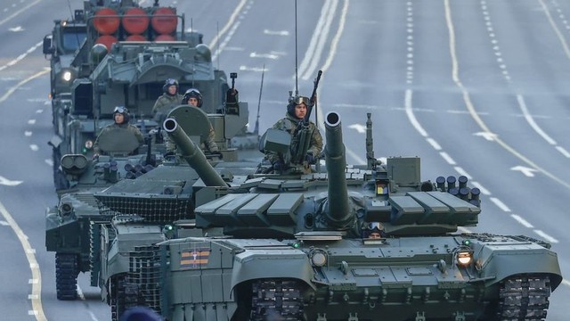 Pasukan Rusia menggelar gladi bersih menjelang Hari Kemenangan - yang menurut laporan-laporan - kemungkinan akan digunakan untuk menyatakan perang secara resmi terhadap Ukraina.