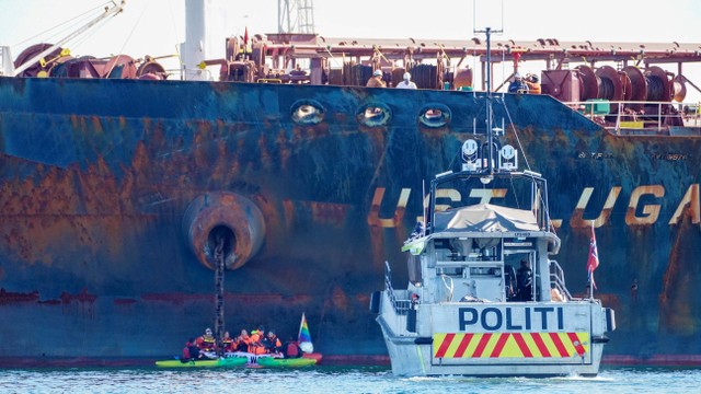Foto: Aksi Aktivis Greenpeace Blokir Kapal Tanker Minyak Rusia di Norwegia (13294)