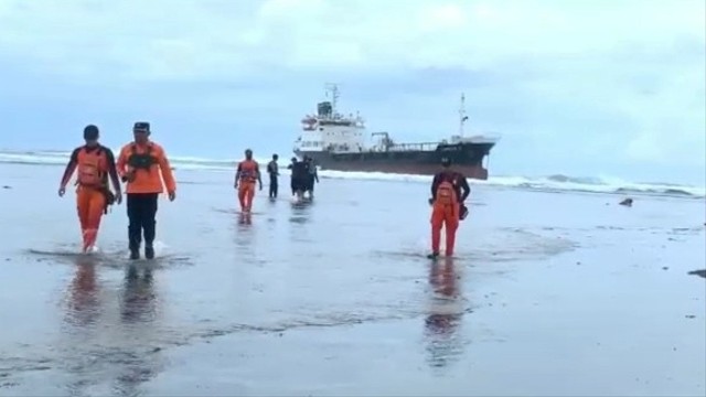 Kapal tanker Edricko 3 yang membawa aspal terdampar di Pantai Sancang Cibalong, Garut. Foto: SAR Jawa Barat