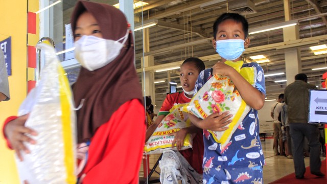 Peserta vaksinasi gratis di Palembang dijatah beras 5 Kg, Rabu (16/3) Foto: abp/bagusrizkif/Urban Id