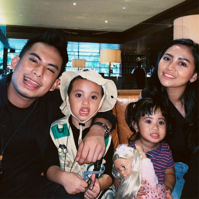 Rachel Vennya dan Niko Al Hakim alias Okin saat menghabiskan waktu bersama anak mereka. Foto: Instagram/@okintph