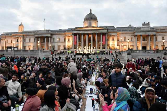 Suasana Open Iftar di Trafalgar Square, London. Foto: Twitter/@MayorofLondon